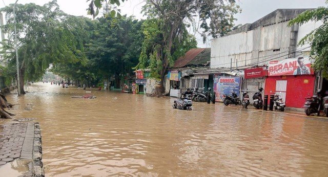 Banjir Kiriman dari Bogor Lumpuhkan Akses ke Stasiun Bekasi