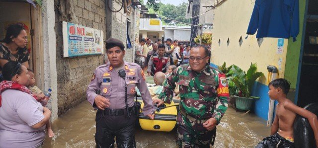Polisi dan TNI di Jakarta Barat Selamatkan Warga Lansia Terjebak Banjir di Rawa Buaya