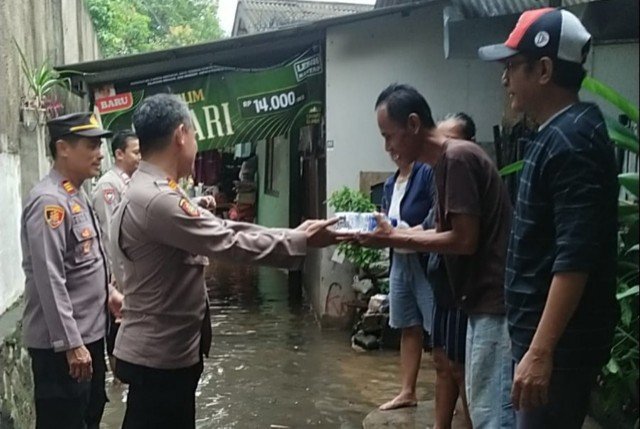Banjir di Kebon Jeruk, Kapolsek dan Jajaran Terjun Langsung Berikan Bantuan Warga