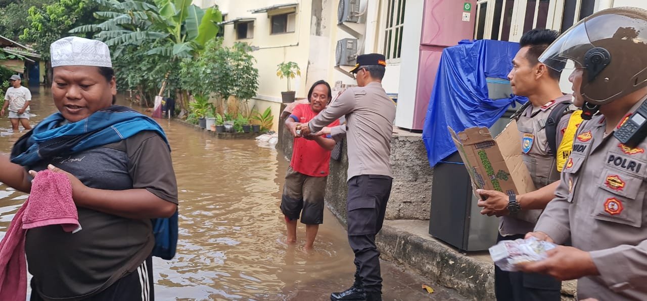 Tebar Kebaikan di Bulan Ramadhan, Polsek Kembangan Bagikan Takjil untuk Warga Terdampak Banjir