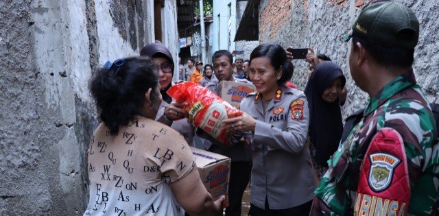 Polwan Polres Jakbar Turun ke Lokasi Banjir Berikan Bantuan, Pemeriksaan Kesehatan hingga Trauma Healing
