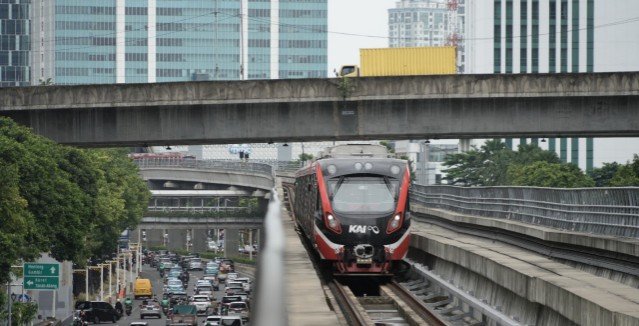 Peranan LRT Jabodebek dalam Meningkatkan Aspek Sosial dan Ekonomi Indonesia