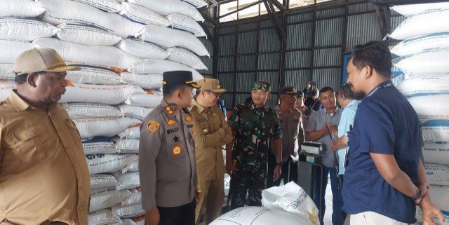 Dandim Mimika Bersama Forkopimda Pantau Stabilisasi Harga Sembako