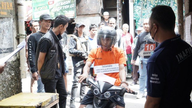 Polres Jakbar Gelar Rekonstruksi Pembunuhan Ibu dan Anak di Tambora, Pelaku Peragakan 76 Adegan
