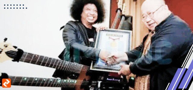 Mengenal Sosok Advokat Puguh Kribo Lebih Dekat : Gitaris, Penulis dan Rekor Muri
