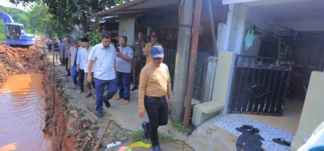Wali Kota Tangerang Sachrudin Cek Perbaikan Turap dan Rancang Embung