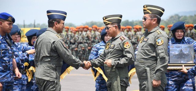 Panglima TNI dan Kasad Terima Wing Kehormatan Penerbang Kelas I TNI Angkatan Udara