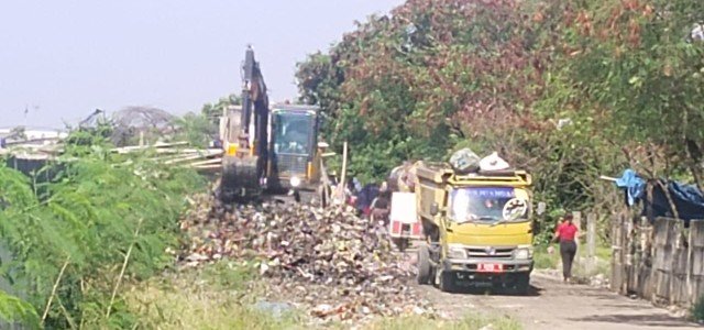 Lurah Saduni Monitoring Pengerukan Sampah di Bantaran Kali Dadap