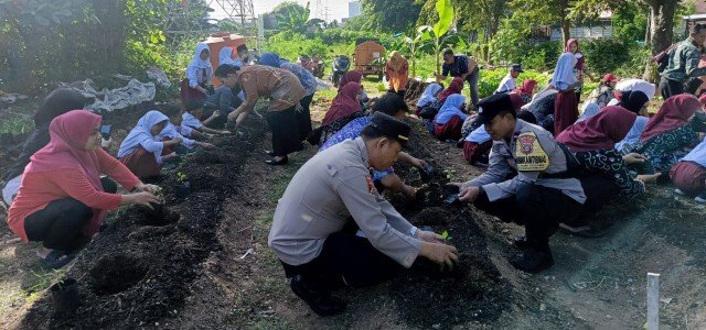 Polsek Cengkareng dan PKK Edukasi Ketahanan Pangan Lewat Praktek Langsung di Urban Farming