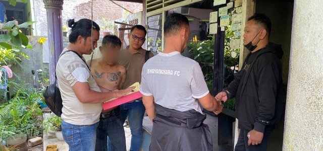 Minta Uang Bulanan Sambil Bawa Samurai, Pria Paruh Baya Diciduk Polsek Cengkareng