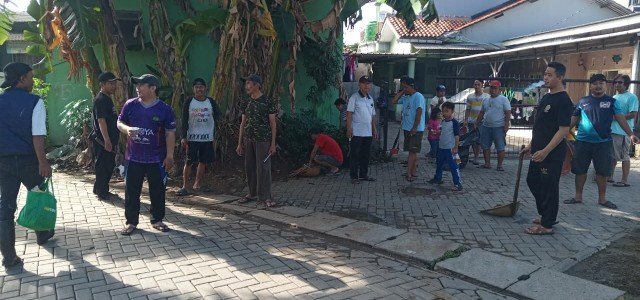 Lurah Kenanga Apresiasi Kekompakan Warga RT 05/04 Kerja Bakti Bersama Warga