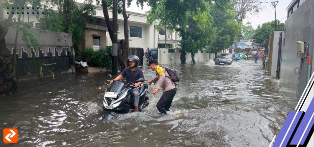 Aksi Humanis Bhabinkamtibmas Srengseng Saat Hujan Deras Genangi Jalan Depan SDN 05 Kembangan