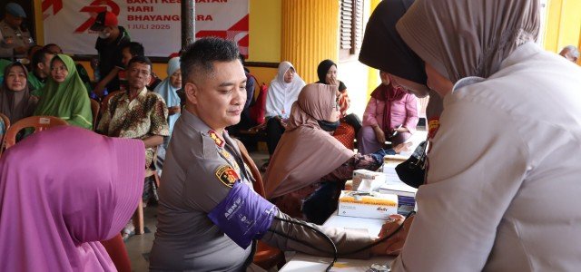Sambut Hari Bhayangkara Ke 79, Polres Jakbar Gelar Pengobatan Gratis dan Bagikan 2.000 Paket Sembako