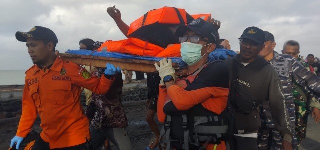 TNI Kerahkan Kekuatan Laut dan Udara Respon Cepat Tenggelamnya KMP Tunu Pratama Jaya di Selat Bali