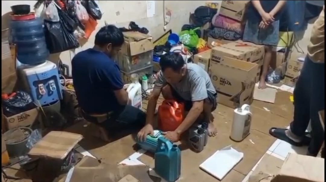 Polres Metro Jakbar Bongkar Sindikat Produksi dan Perdagangan Oli Palsu di Kembangan