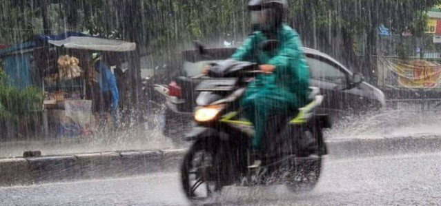 Tips Berkendara Motor Matic Saat Hujan