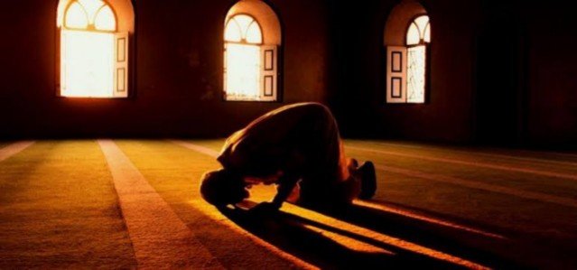 Mengapa Muslim Wajib Sholat 5 Waktu, Ini Alasannya!