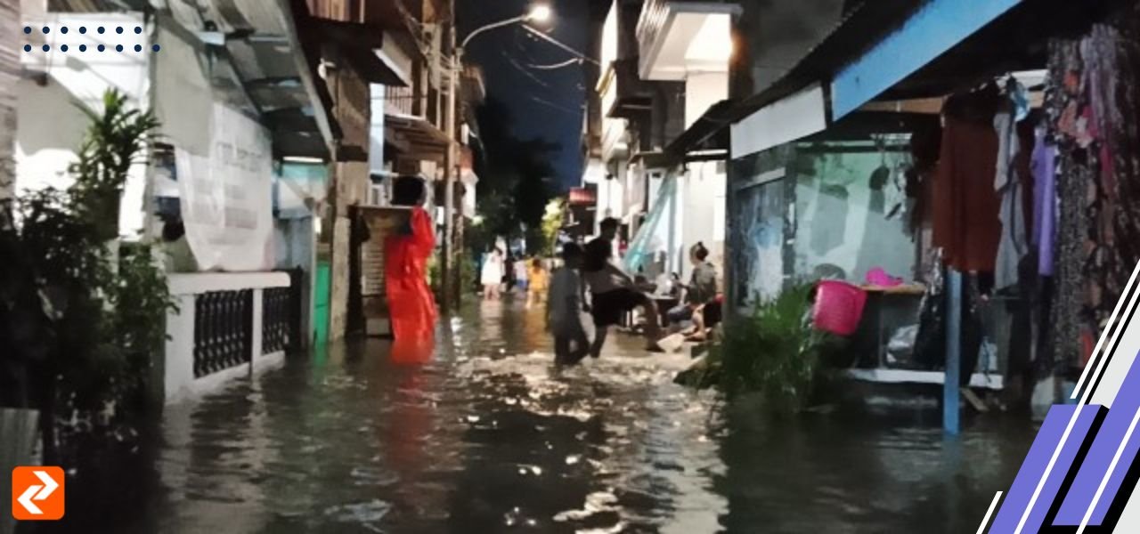 Rumah Pompa Tidak Berfungsi, Banjir Menggenangi Jembatan Gantung RW. 08 Kedaung Kaliangke Jakarta Barat