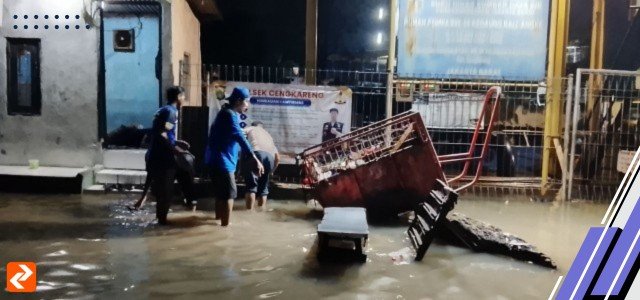 Petugas Sudin SDA Jakarta Barat Gerak Cepat Atasi Banjir di Jembatan Gantung RW 08