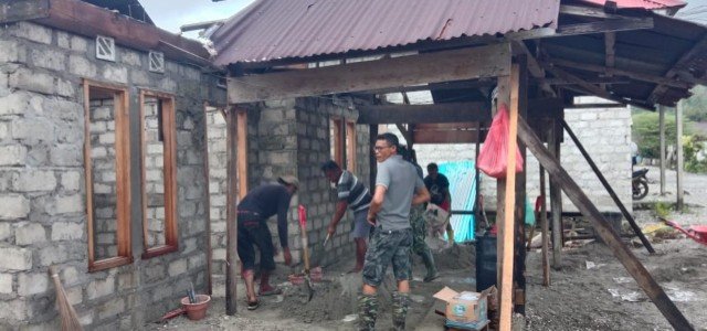 TMMD 125 Kodim 1506/Namlea Rehap Rumah Tidak Layak Huni Ibu Wahadu Letetuny Capai 45%