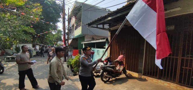 Tebar Semangat Nasionalisme, Polsek Tambora Bagikan Ratusan Bendera