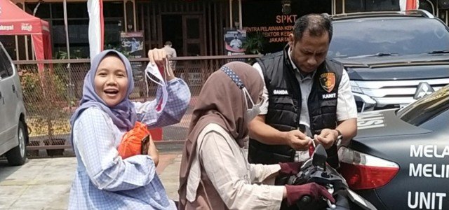 Semarakkan HUT Kemerdekaan RI ke-80, Kapolsek Kebon Jeruk Beserta Jajaran Bagikan Bendera Merah Putih kepada Warga dan Pengendara