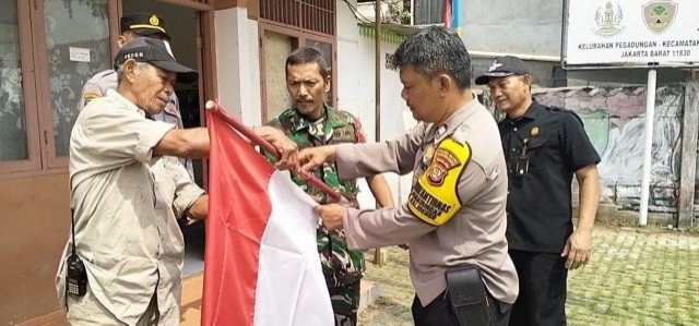 Bangkitkan Semangat Kemerdekaan, Polsek Kalideres Sebar Ratusan Bendera ke Pelosok Warga