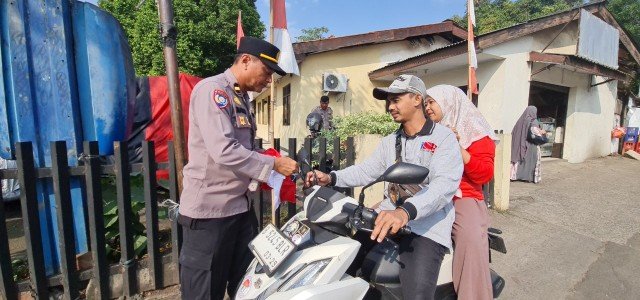 Wujud Cinta Tanah Air, Polsek Kembangan Sebar Bendera ke Ratusan Pengendara