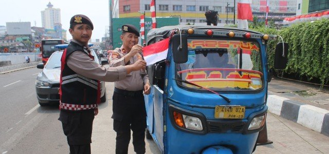 Semarak HUT RI ke-80, Polsek Metro Tamansari Bagikan 300 Bendera Merah Putih