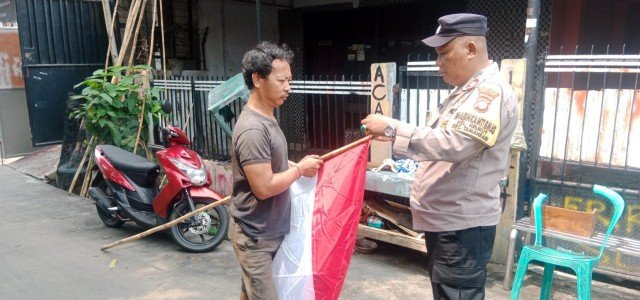 Sambut HUT RI ke 80, Polsek Metro Tamansari Gelar Pembagian dan Pemasangan Bendera Merah Putih