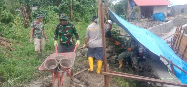 Buru Selatan Selalu Terjadi Hujan Deras Tapi Semangat Satgas TMMD 125 Kodim 1506/Namlea Tak Pernah Padam