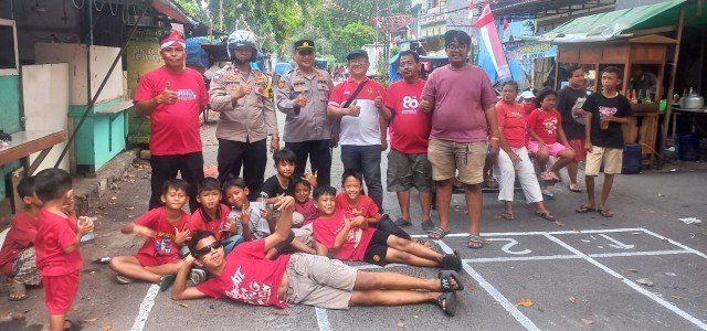 Polisi di Tambora Hadir Meriahkan Lomba 17 Agustus Bersama Warga Duri Selatan