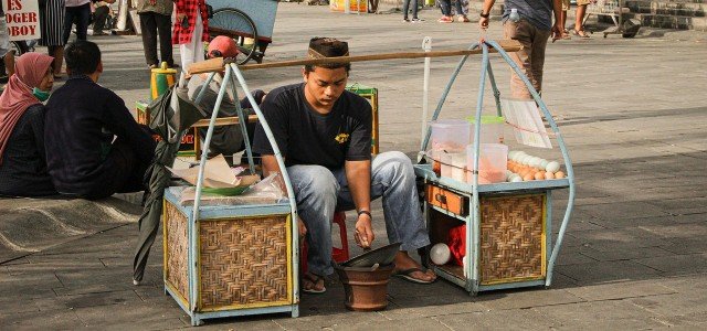 Kerak Telor: Makanan Khas Betawi yang Gurih dan Lezat