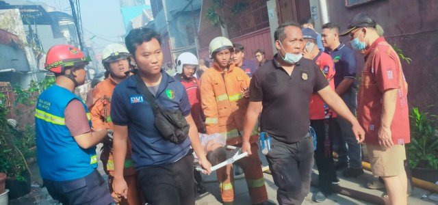 Tim Sidokkes Polres Jakarta Barat Evakuasi Relawan Kebakaran di Mangga Besar