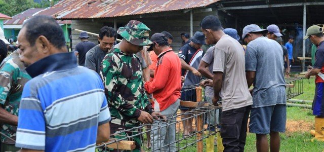 Anggota Satgas TMMD Ke-126 Kodim 1505/Tidore dan Warga Kompak, Siapkan Pengecoran Tiang Masjid