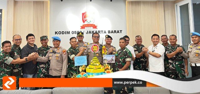 Polres Metro Jakarta Barat Beri Kejutan HUT TNI ke-80 di Makodim 0503 JB