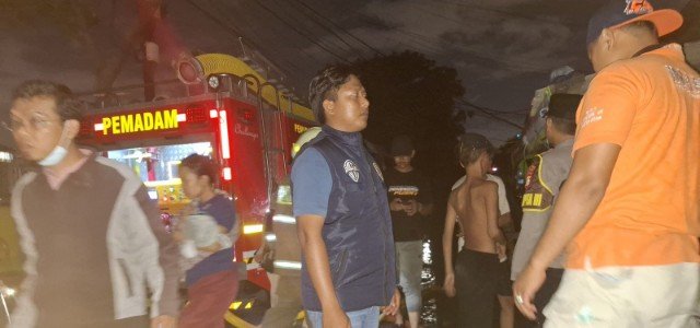 Respon Cepat! Pamapta 3 Polres Metro Jakbar Tangani Kebakaran di Jatipulo