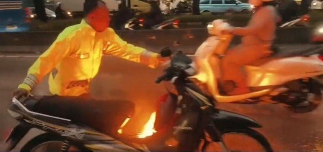 Anggota Satlantas Atasi Motor Terbakar di Lokasi Banjir Daan Mogot