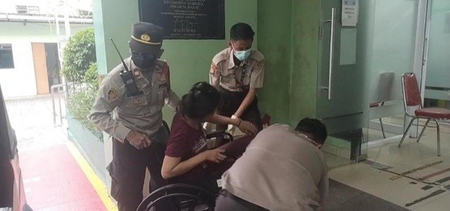 Wanita Pingsan di Jembatan Besi, Iptu Dadang Daryana Gerak Cepat Berikan Pertolongan