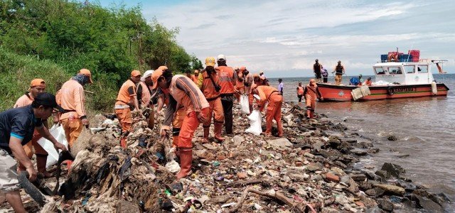 PPSU Bersih-bersih Pantai Timur Ancol, Kurangi Sampah Kiriman Laut