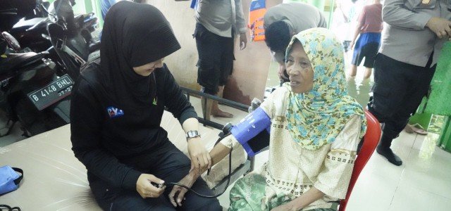 Bakti Kesehatan untuk Pengungsi Banjir, Puluhan Warga Terima Pengobatan dan Vitamin dari Polres Jakbar