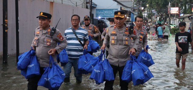 Polres Metro Jakbar dan Polsek Kembangan Gelar Bhakti Sosial Bantu Warga Terdampak Banjir