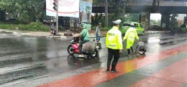 Sentuhan Kepedulian Polisi, AKP Yeni Bantu Warga Berkebutuhan Khusus di Traffic Light Cengkareng