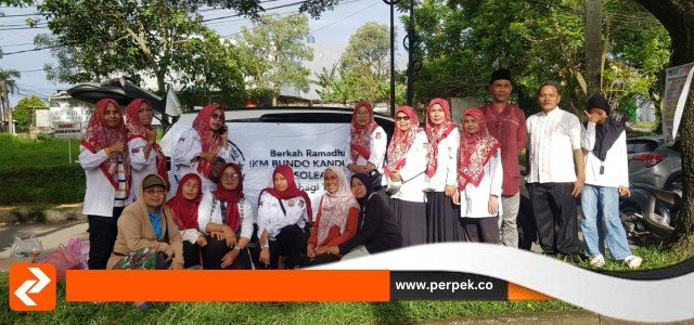 Bundo Kanduang IKM DPC Solear Bagikan 230 Paket Takjil kepada Ojek dan Pedagang Kecil