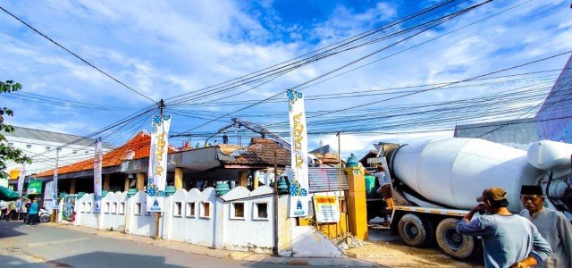 Warga Meruya Selatan Gotong Royong Bersihkan Masjid Jami At-Taqwa Jelang Ramadhan 1447 H