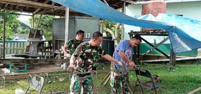 Satgas TMMD Wiltas Ke-127 Kodim 0912/Kbr Rakit Kerangka Besi untuk Perkuat Semenisasi Jalan