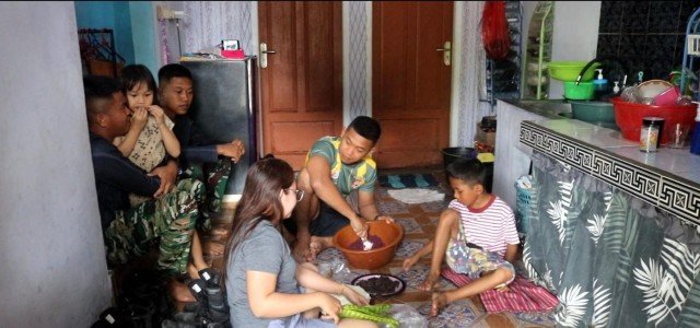 Di Balik Tugas TMMD, Ada Momen Kebersamaan Anggota Satgas dan Ibu Asuh di Dapur Sederhana