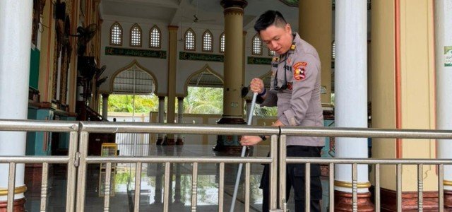 Mahasiswa STIK Angkatan 83 Bersih-Bersih Tempat Ibadah di Masjid Jami’ Al Hidayah Menasah Reudeup