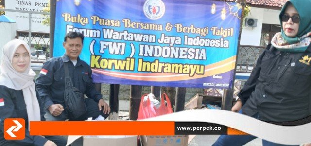 Ratusan Paket Takjil Dibagikan FWJI Korwil Indramayu di Jalan Gatsu