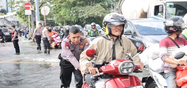 Polisi Turun ke Jalan, Bantu Pengendara Terjebak Banjir di Kebon Jeruk